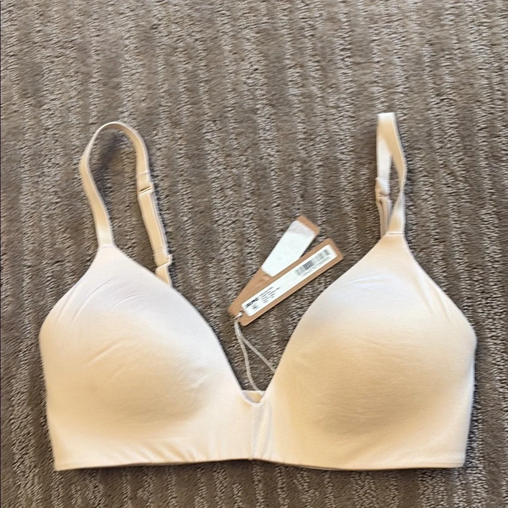 SKIMS Cream Intimates with Smooth Molded Cups - Picture 1 of 5